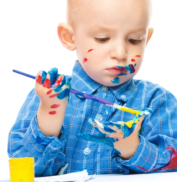 Мальчик играет с красками. — стоковое фото