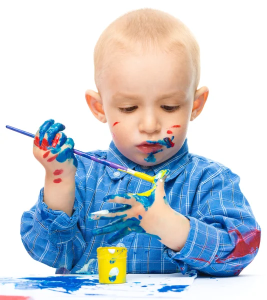 Liten pojke leker med färger — Stockfoto