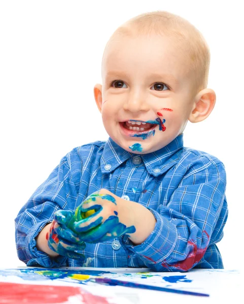 Menino está brincando com tintas — Fotografia de Stock