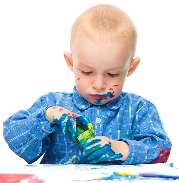 El niño está jugando con pinturas. —  Fotos de Stock
