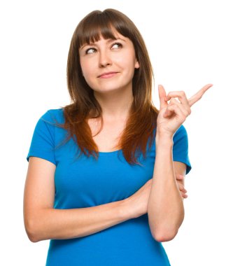 sağa işaret eden bir genç kadının portresi