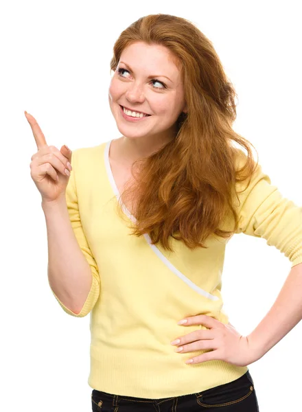 Portrait d'une jeune femme pointant vers la gauche — Photo