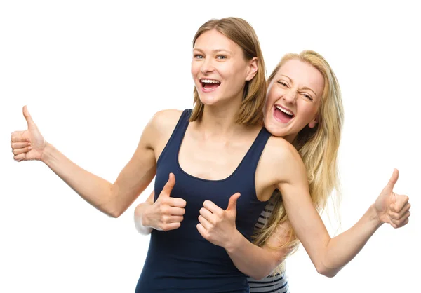 親指のサインを示す 2 人の若い幸せな女性 — ストック写真
