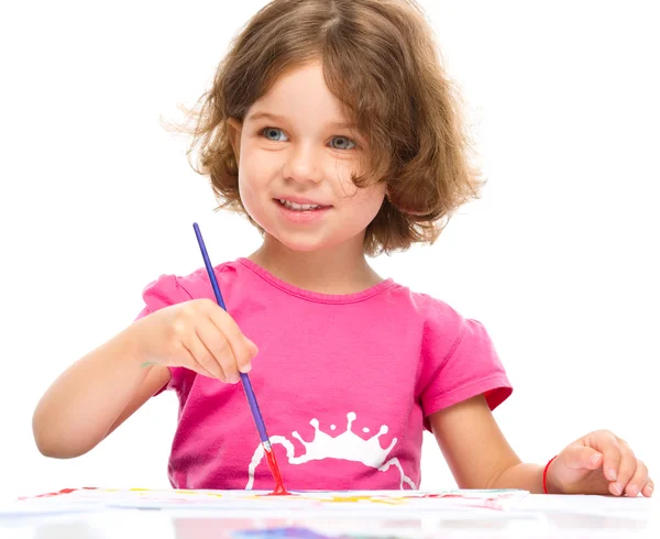 Klein meisje is schilderen met gouache — Stockfoto