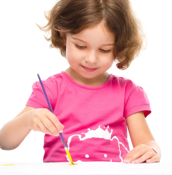 Menina está pintando com guache — Fotografia de Stock