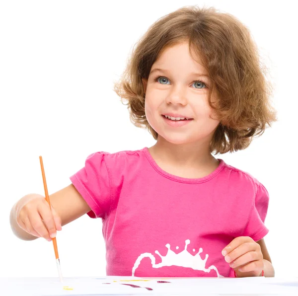 Klein meisje is schilderen met gouache — Stockfoto