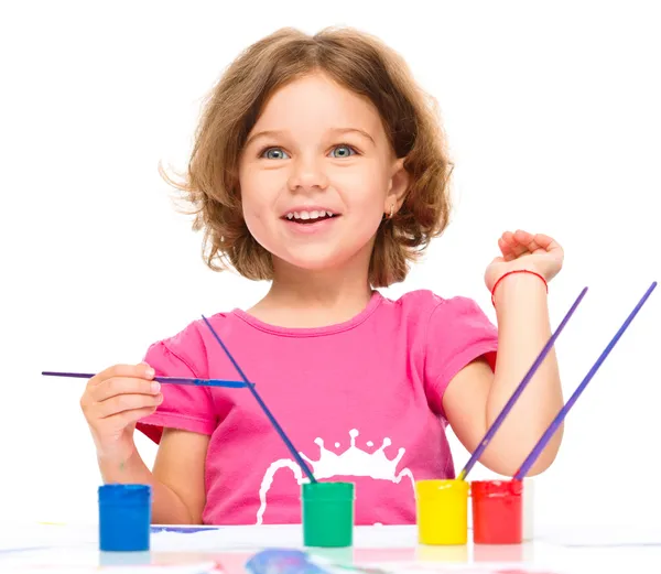 Menina está pintando com guache — Fotografia de Stock