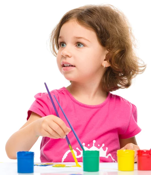 Menina está pintando com guache — Fotografia de Stock