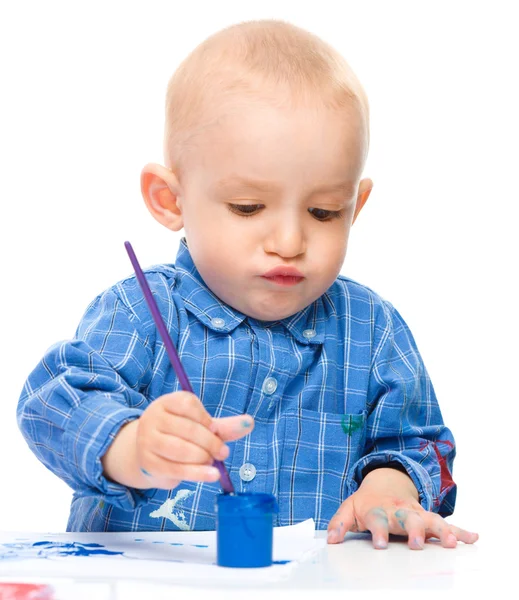 Menino está brincando com tintas — Fotografia de Stock