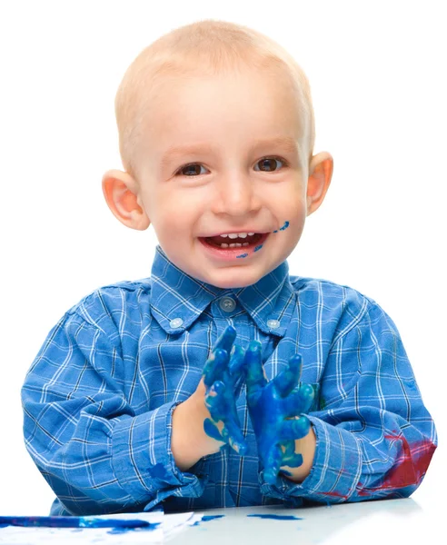 Kleine jongen speelt met verf — Stockfoto