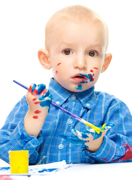 Menino está brincando com tintas — Fotografia de Stock