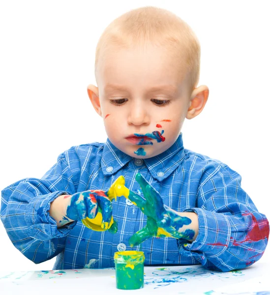 Menino está brincando com tintas — Fotografia de Stock