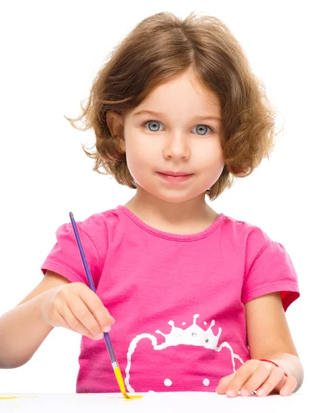 Menina está pintando com guache — Fotografia de Stock