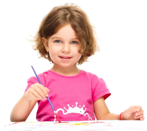 Menina está pintando com guache — Fotografia de Stock