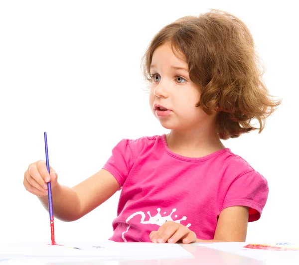 Kleines Mädchen malt mit Gouache — Stockfoto