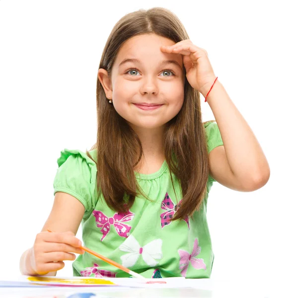 Menina está pintando com guache — Fotografia de Stock