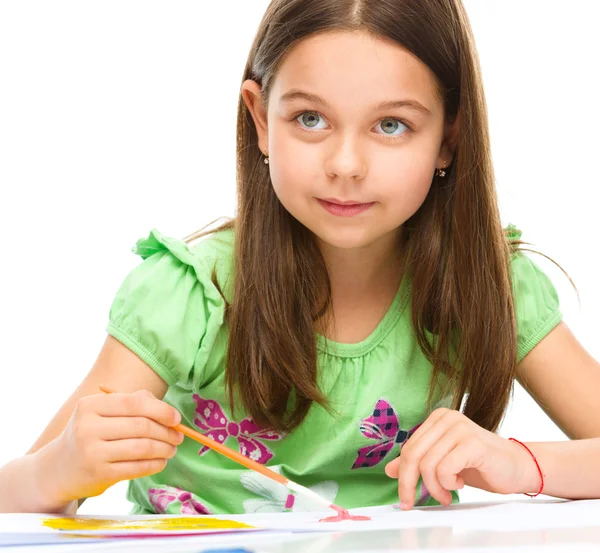 Menina está pintando com guache — Fotografia de Stock