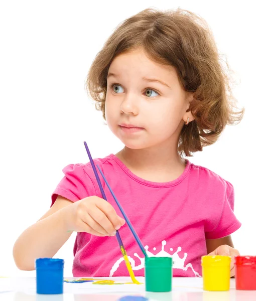 Little girl is painting with gouache — Stock Photo, Image