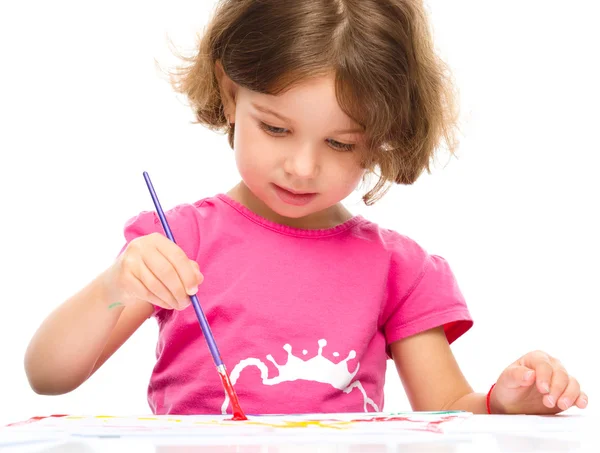 Menina está pintando com guache — Fotografia de Stock