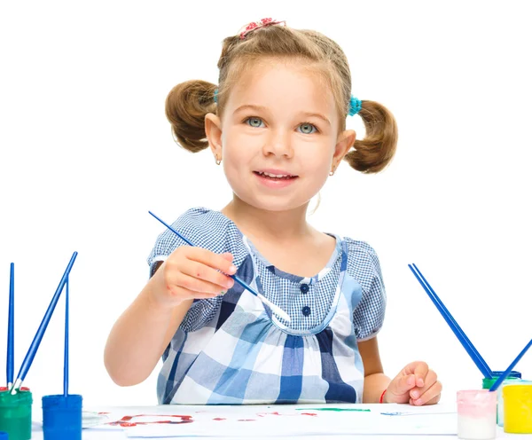Klein meisje is schilderen met gouache — Stockfoto