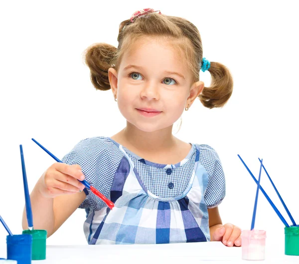 Menina está pintando com guache — Fotografia de Stock