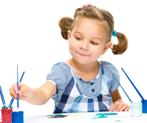 Little girl is painting with gouache — Stock Photo, Image