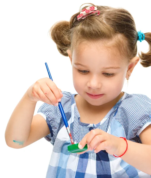 Kleines Mädchen malt mit Gouache — Stockfoto