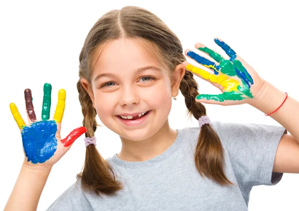 Retrato de uma menina bonita brincando com tintas — Fotografia de Stock