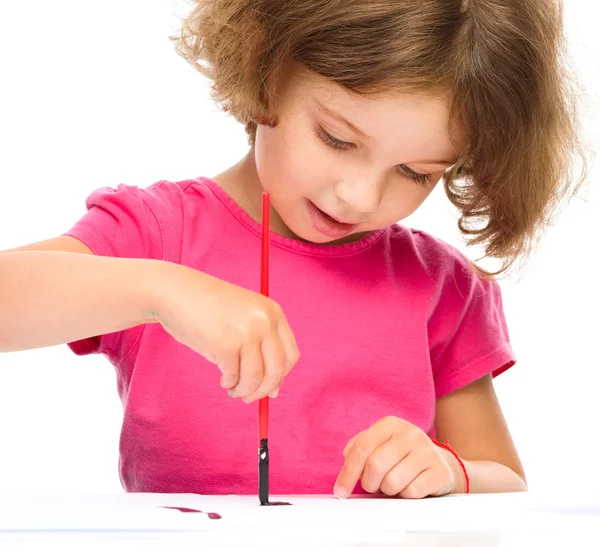 Menina está pintando com guache — Fotografia de Stock