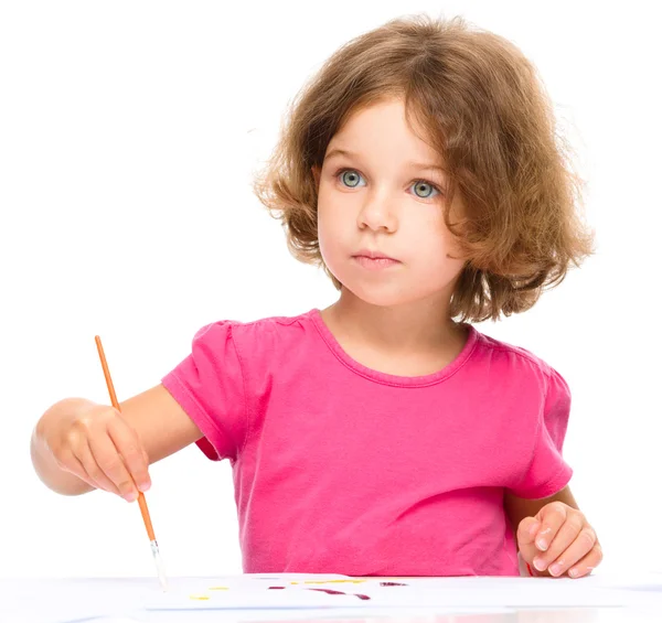 Klein meisje is schilderen met gouache — Stockfoto