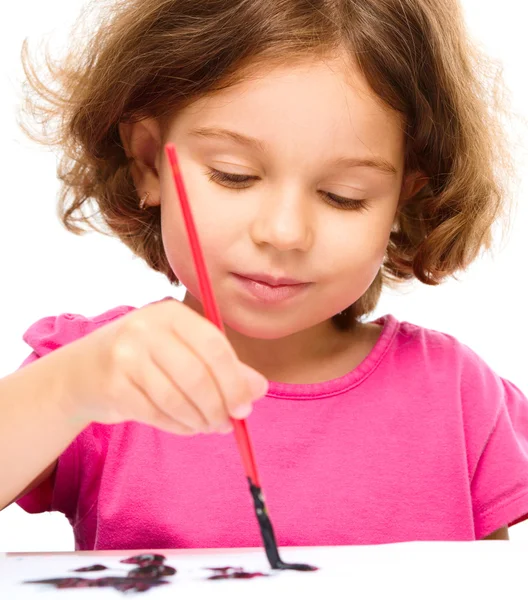 Klein meisje is schilderen met gouache — Stockfoto