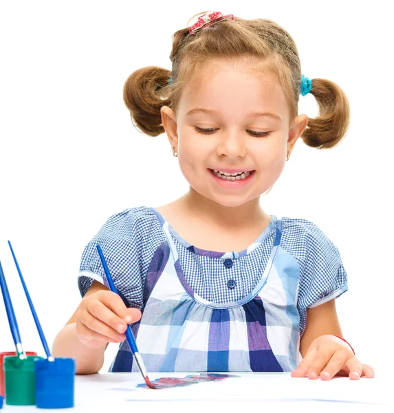 Menina está pintando com guache — Fotografia de Stock