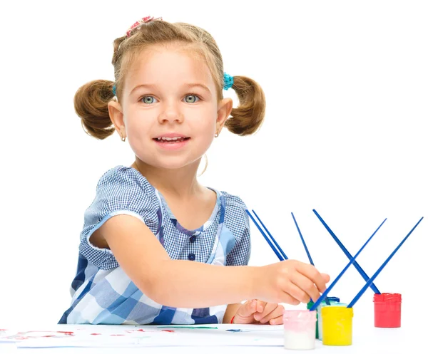 Маленькая девочка рисует гуашью — стоковое фото