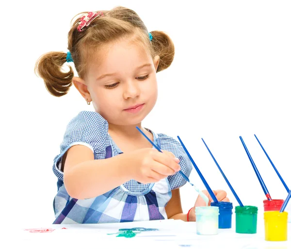 Menina está pintando com guache — Fotografia de Stock