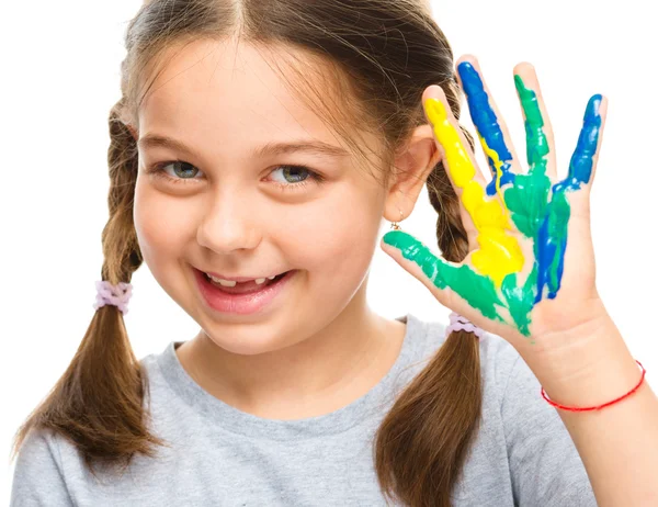 Retrato de uma menina bonita brincando com tintas — Fotografia de Stock