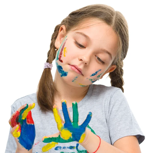 Retrato de uma menina bonita brincando com tintas — Fotografia de Stock