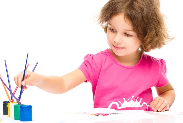 Menina está pintando com guache — Fotografia de Stock