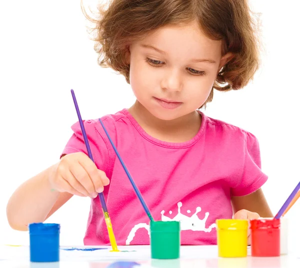 Menina está pintando com guache — Fotografia de Stock