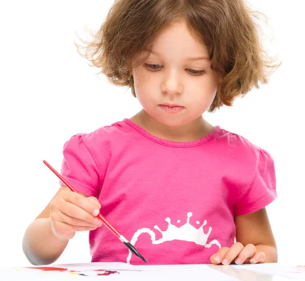 小さな女の子はガッシュで塗装します。 — ストック写真