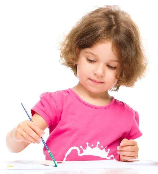 Menina está pintando com guache — Fotografia de Stock