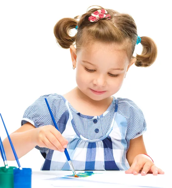 Little girl is painting with gouache — Stock Photo, Image