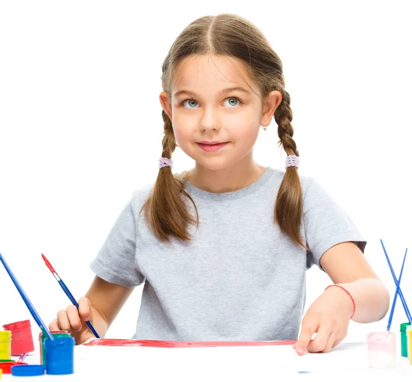 Klein meisje is schilderen met gouache — Stockfoto