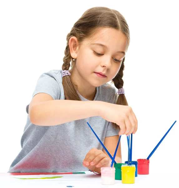 Niña está pintando con gouache —  Fotos de Stock