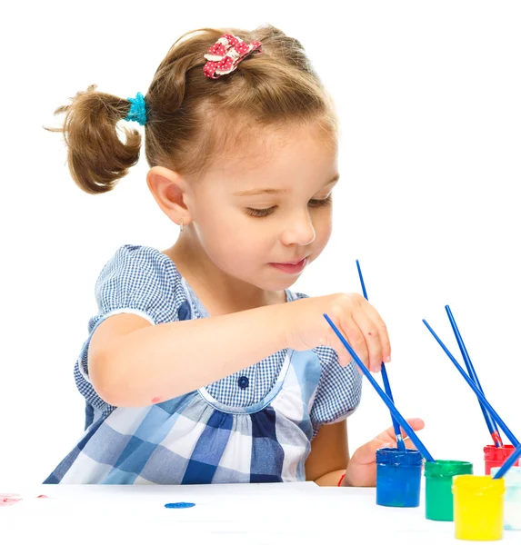 Little girl is painting with gouache — Stock Photo, Image