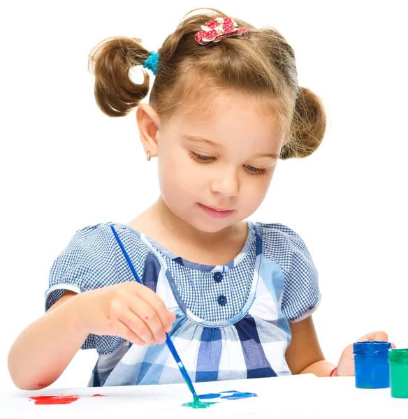 Little girl is painting with gouache — Stock Photo, Image