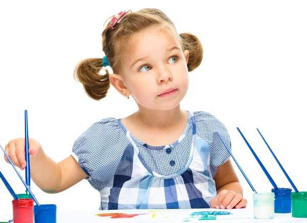 Menina está pintando com guache — Fotografia de Stock