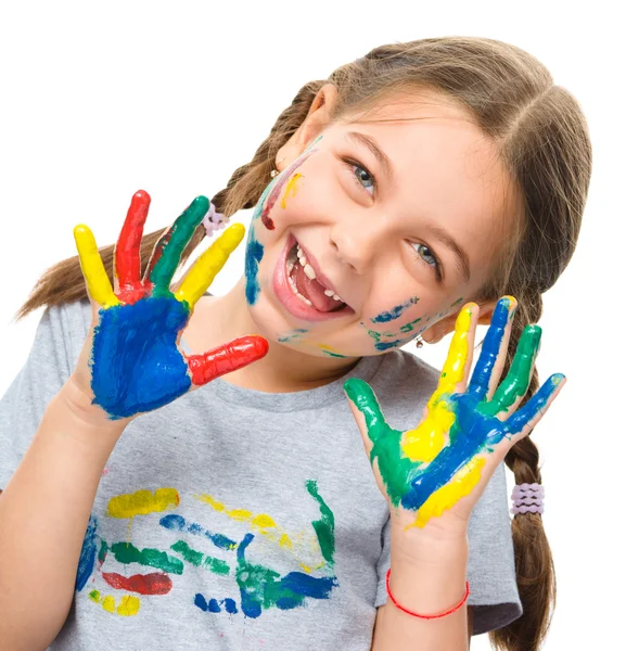 Porträt eines süßen Mädchens, das mit Farben spielt — Stockfoto
