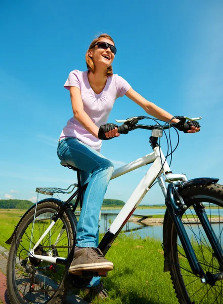 Jeune femme est assise sur son vélo — Photo