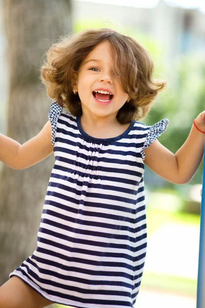 Χαριτωμένο κοριτσάκι παίζει στην παιδική χαρά — Φωτογραφία Αρχείου