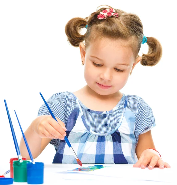 Klein meisje is schilderen met gouache — Stockfoto